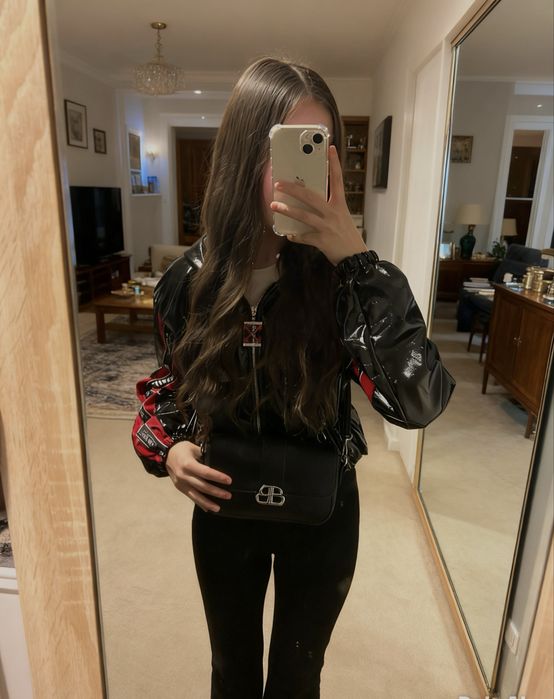 Стильный ветровка срочно 6000