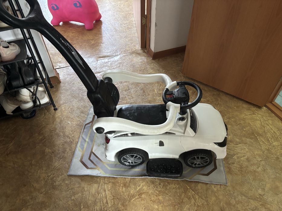 Продам машинку детскую