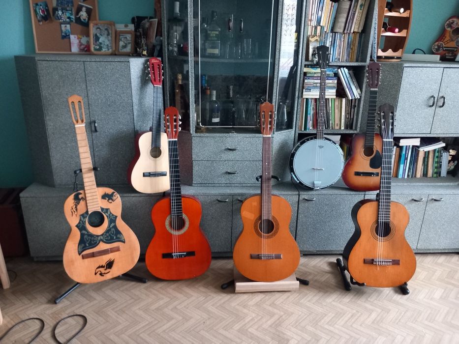 Продавам китари,акустични и електрически.Аксесоари и кубета.