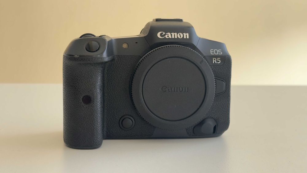 Фотоапарат Canon EOS R5 тяло с оригиналната батерия