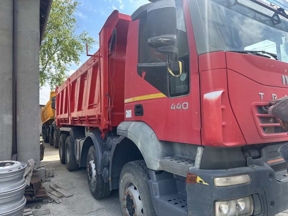 Închiriez pe termen lung 5 camioane (basculante) Iveco Trakker 8x4