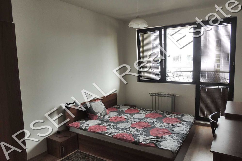 Тристаен апартамент под наем, Стрелбище