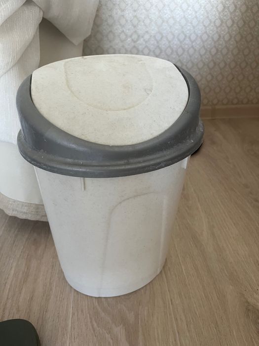 Мусорный бак с крышкой