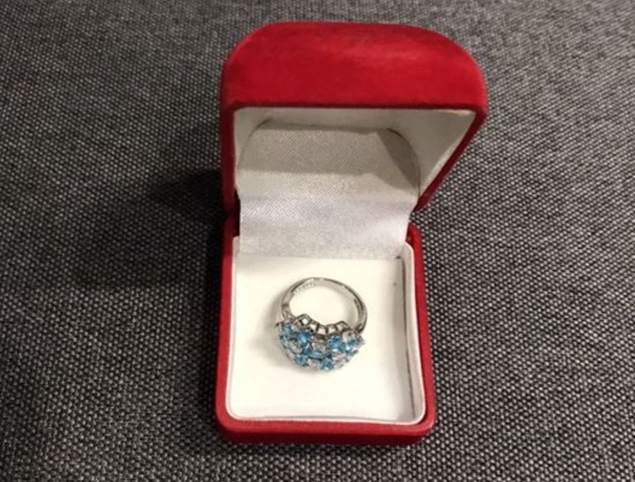 Сребърен пръстен с кристали.