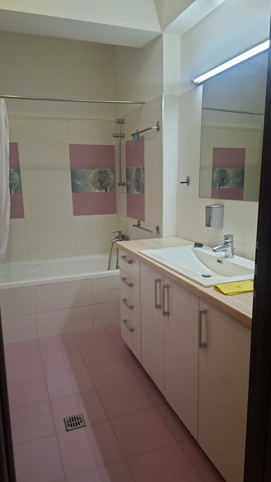 Ofer apartament pentru închiriere