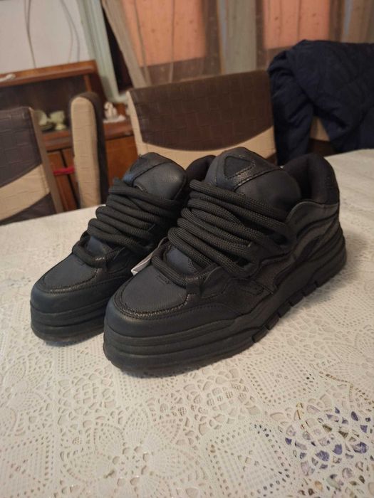 Adidași Bershka negri – NOI, NEPURTAȚI