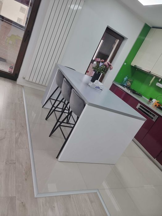 Insula de bucatarie/living