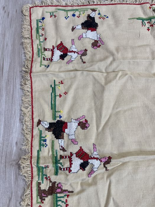 Старо ръчно бродирано каре за маса