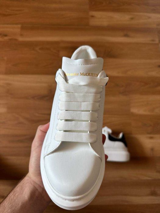 Sneakers Alexander McQueen cu eticheta (nu Nike, Gucci, Adidas, Balenciaga)