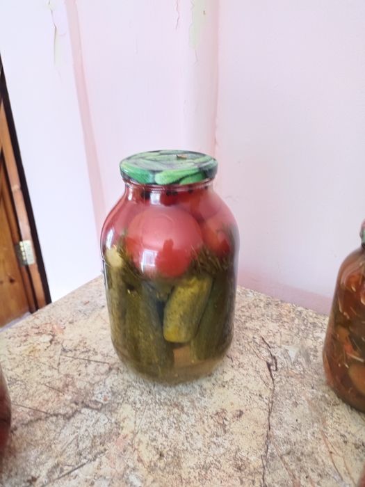 Селение,помидоры,огурцы,салаты.