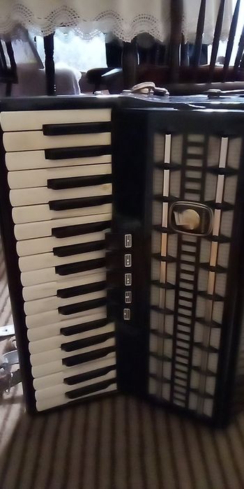 Продавам акордеон