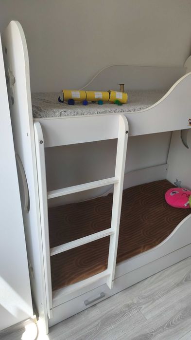 Vând pat supraetajat pentru copii, cu sertar și scară, stare foarte bună, cu mici urme cosmetice.