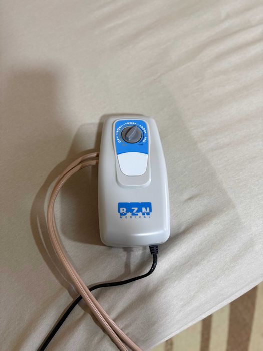 Механично болнично легло с четири секции ЕРГО с дунапренен матрак и антидекубитален дюшек