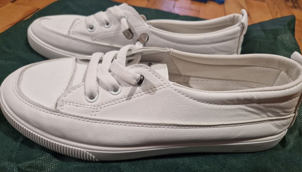 Продавам дамски маратонки Adidas Torsion и дамски кецове