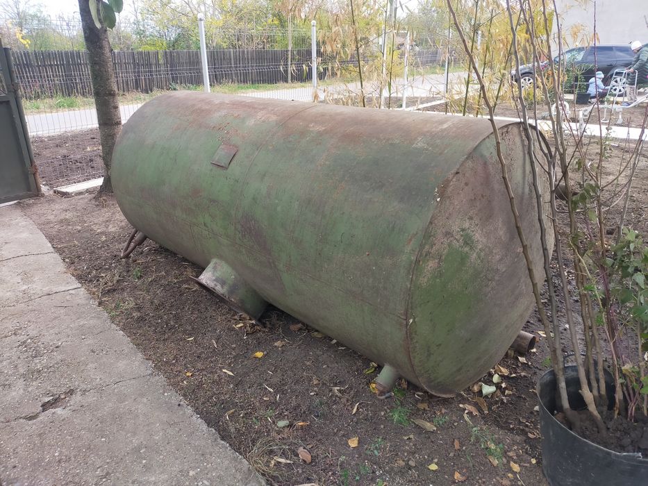 Rezervor metalic pentru lichide