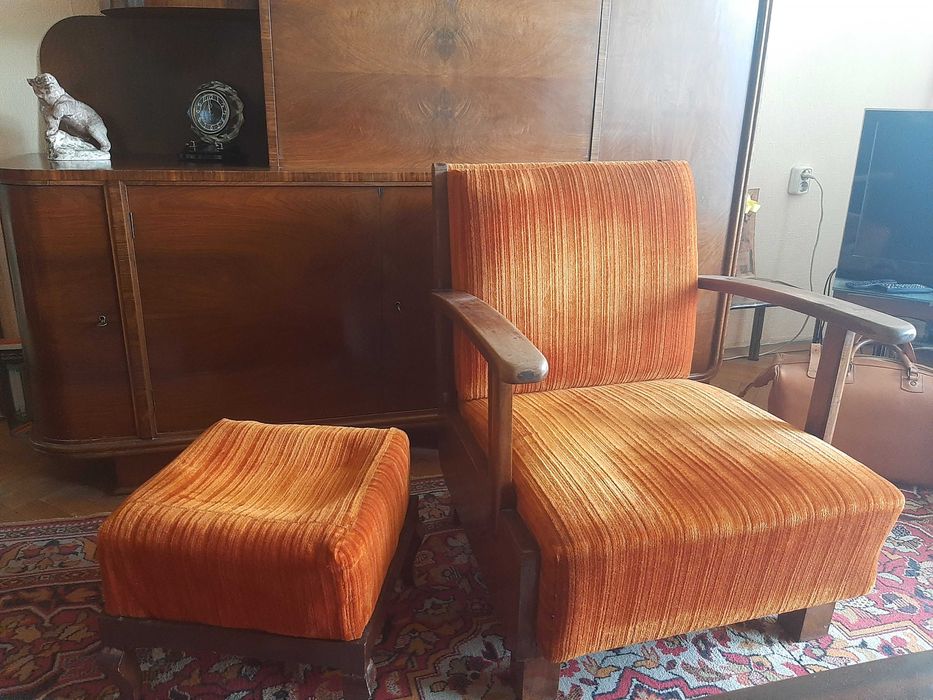Старинни мебели от орех, бюфет, холов ъгъл + 2 фотьойла и 1 табуретка
