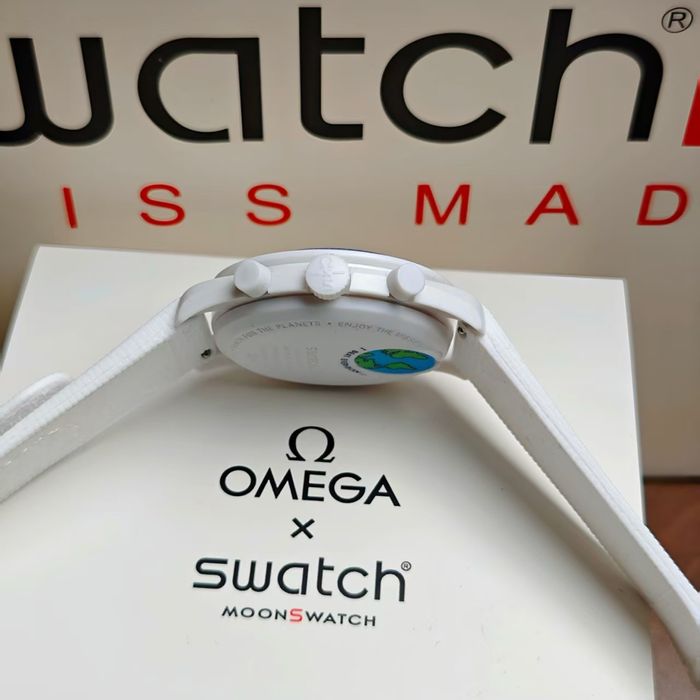 Omega x Swatch Snoopy