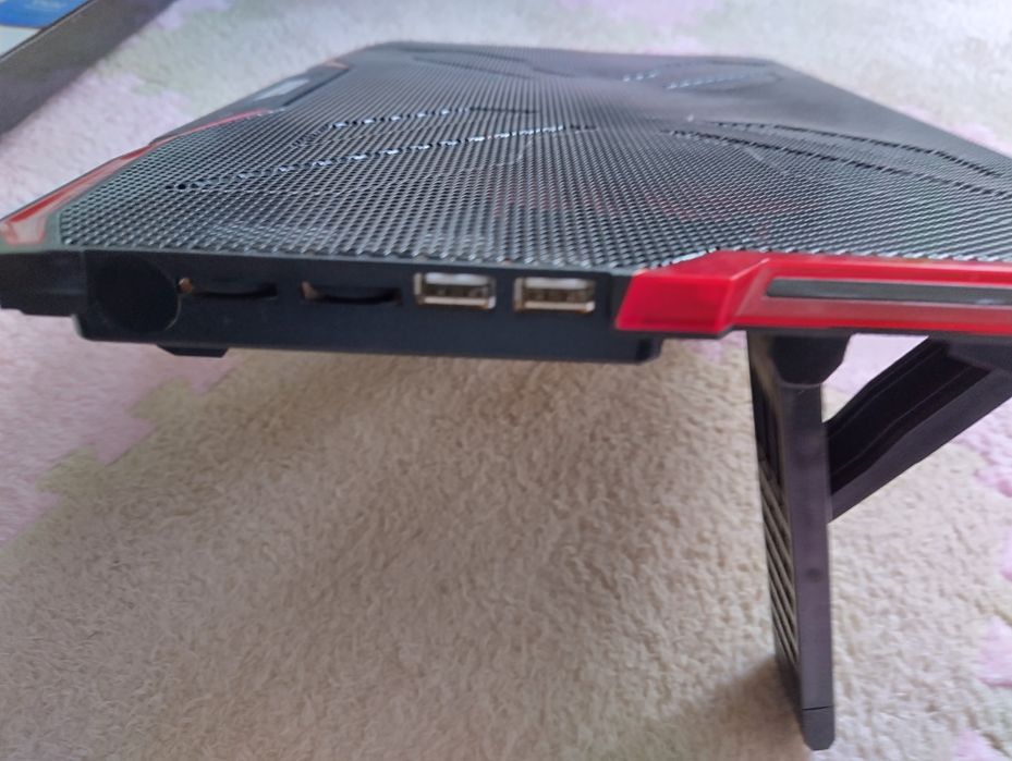 охладител за лаптоп Cooler Master с 5 мощни LED вентилатора