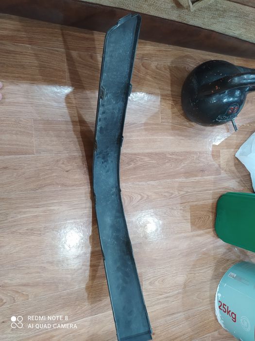 Передний левый молдинг бампера Ауди 80 б4