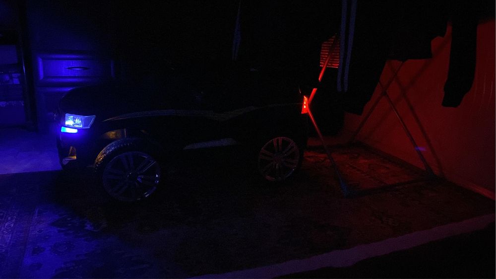 Продам детскую машинку на аккумуляторе