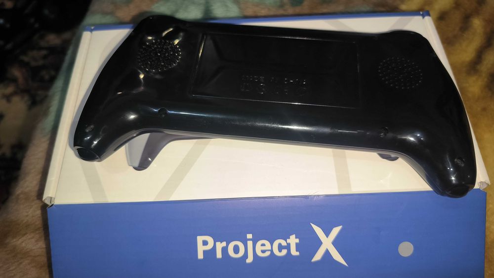 Продам портативную консоль Project X.