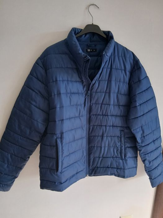 Vand geaca matlasata primavara unisex marime 48 sau XXL stare perfecta
Dimensiuni:
- lungimea 75 cm
- latimea intre umeri 50 cm
- latimea intre axile