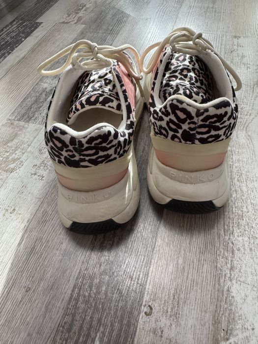 Маратонки Pinko с лека забележка