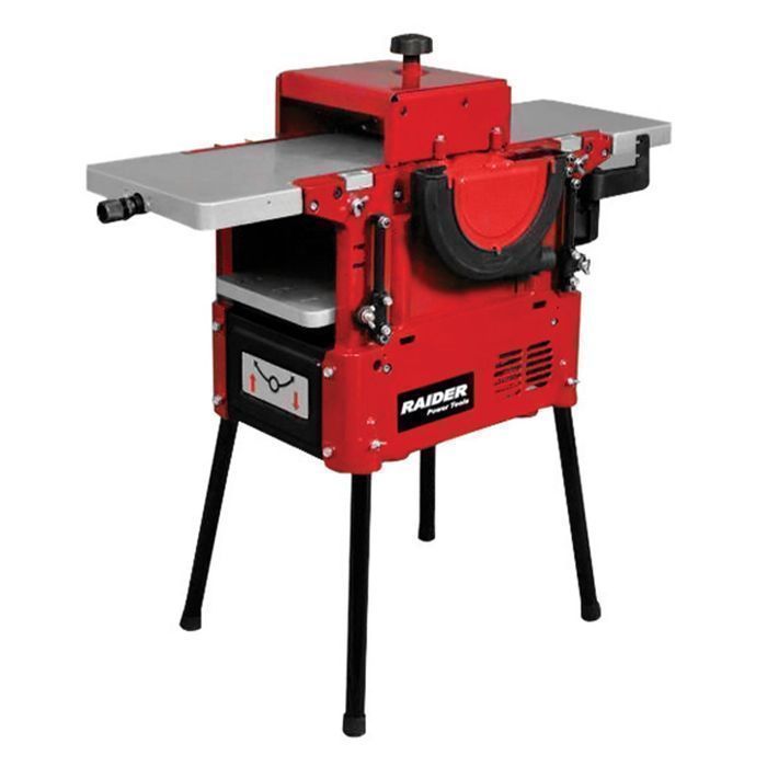 Masina combinata pentru tamplarie cu functii de debitare taiere, rinde