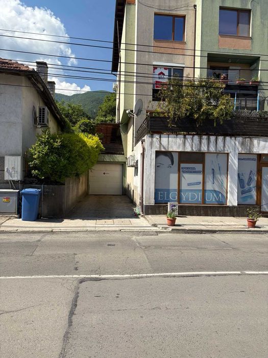 Дава се под наем