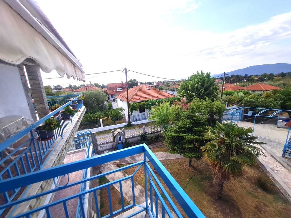 Продава 2 ет къща 240 м2 с двор 1200 м2 в Аспровалта, Гърция