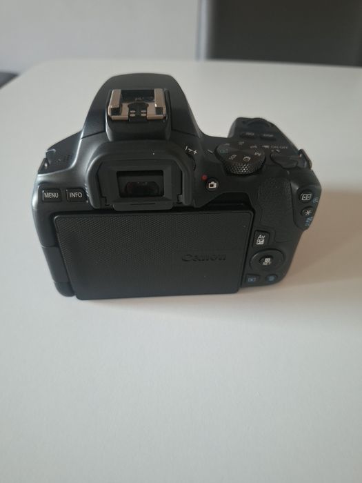 Canon EOS 250D + обектив 50 mm 1:1.8 STM