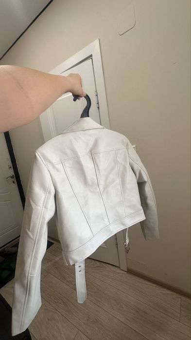 Кожанка белая Stradivarius, размер S-М