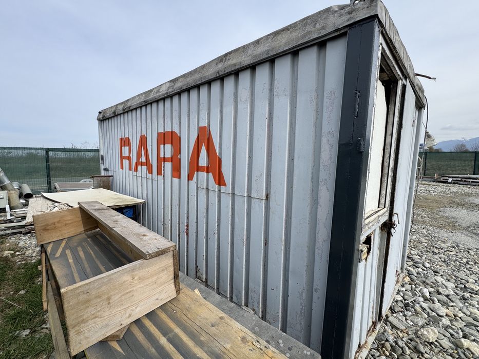 Container metalic 2.5x2.5x5.10 cu 3 geamuri si usa metalica