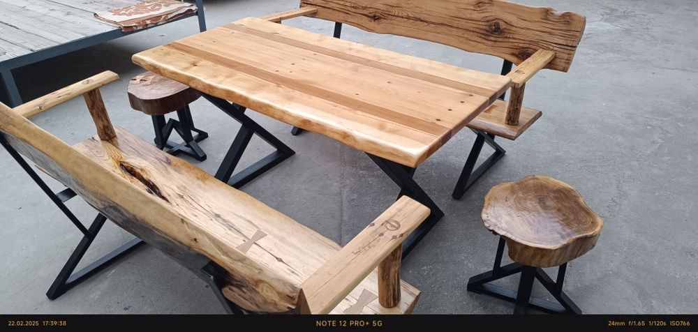 Стол и скамейки из массива
