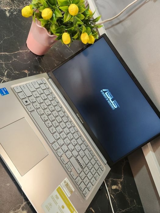 Ноутбук Асус новый неделю пользования нет сарапина нужны деньги из-за