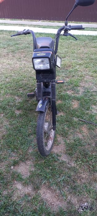 Vând motoretă cu pedale gareli,vând și remorcă pe o axă