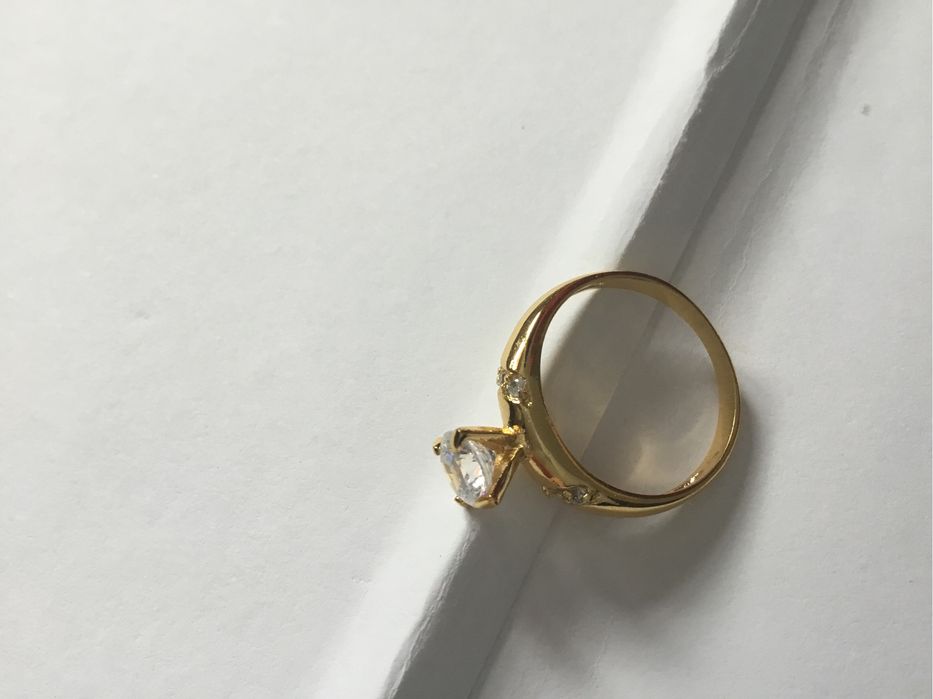 Inel frumos placat cu aur si cu piatra și set pahare sampanie