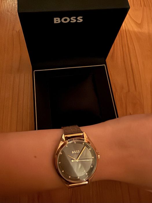 Чисто нов златен часовник на Hugo Boss