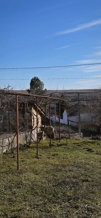 Едноетажна тухлена къща с голям двор в село Полски Сеновец