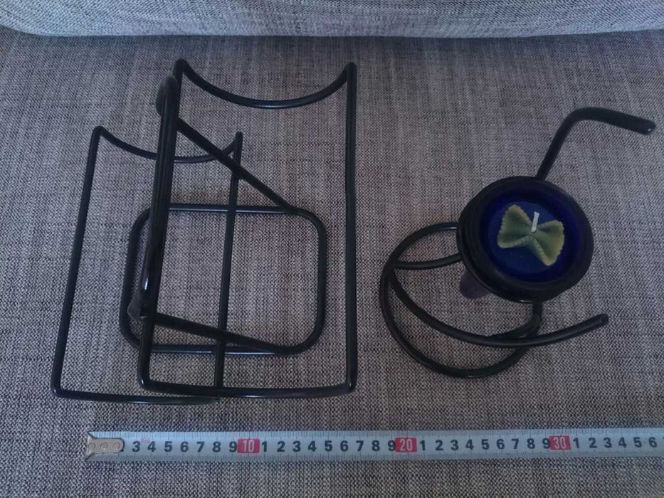 Поставка за две бутилки вино и свещник.