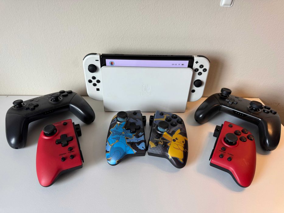 Nintendo Switch OLED + 11 игри + 2 Pro Controller + HORI