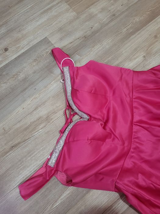 Дълга сатенена рокля