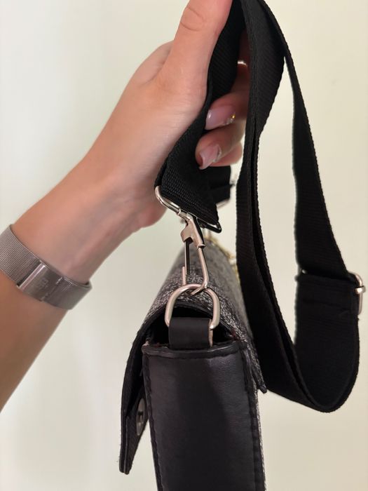 Малка чанта Guess за рамо