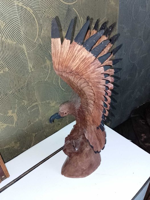 Дърворезбован орел,маса със стойка за списания,стол от ратан ..