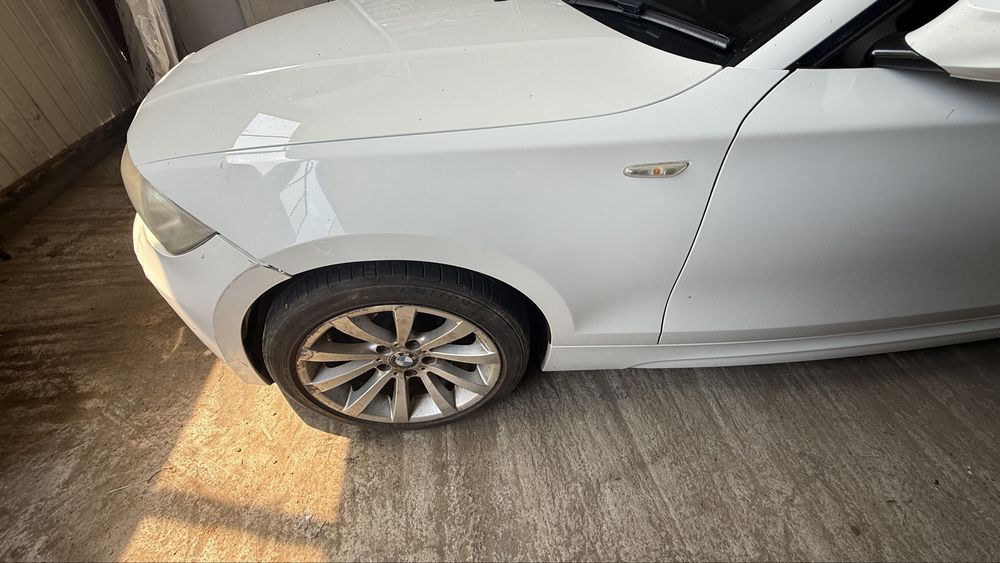 Aripa stanga dreata bmw e81 e87 alba cod culoare 300 alpine weiss