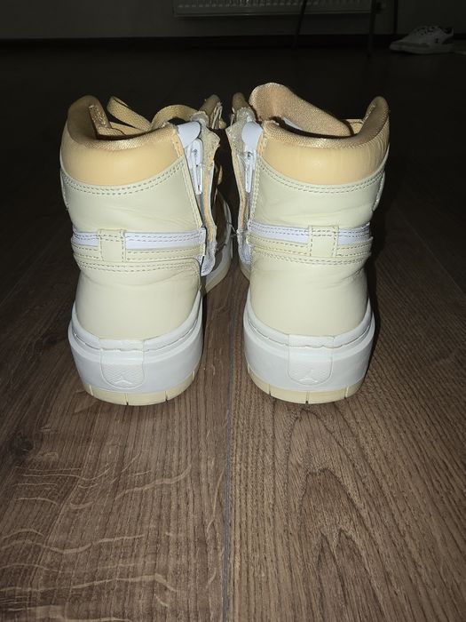 Vând Air Jordan 1 Elevate