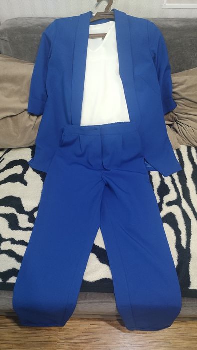 Продам брючный костюм