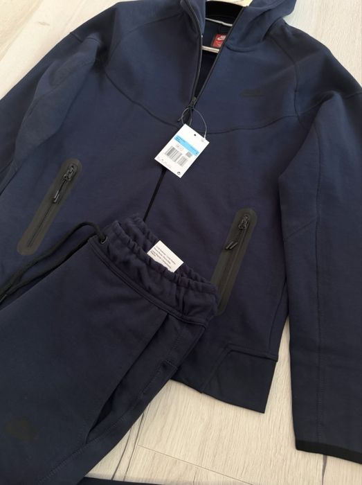 Топ Цена само 85.Ватиран Екип Nike Tech Fleece.