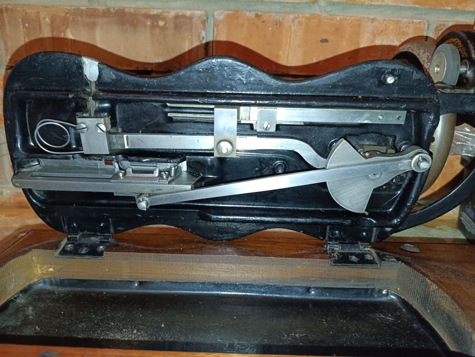 Продам швейную машинку Singer