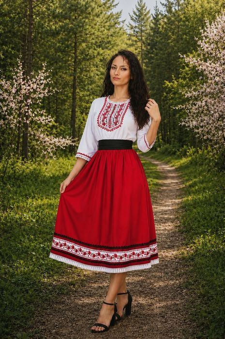 Дамски рокли с народни мотиви